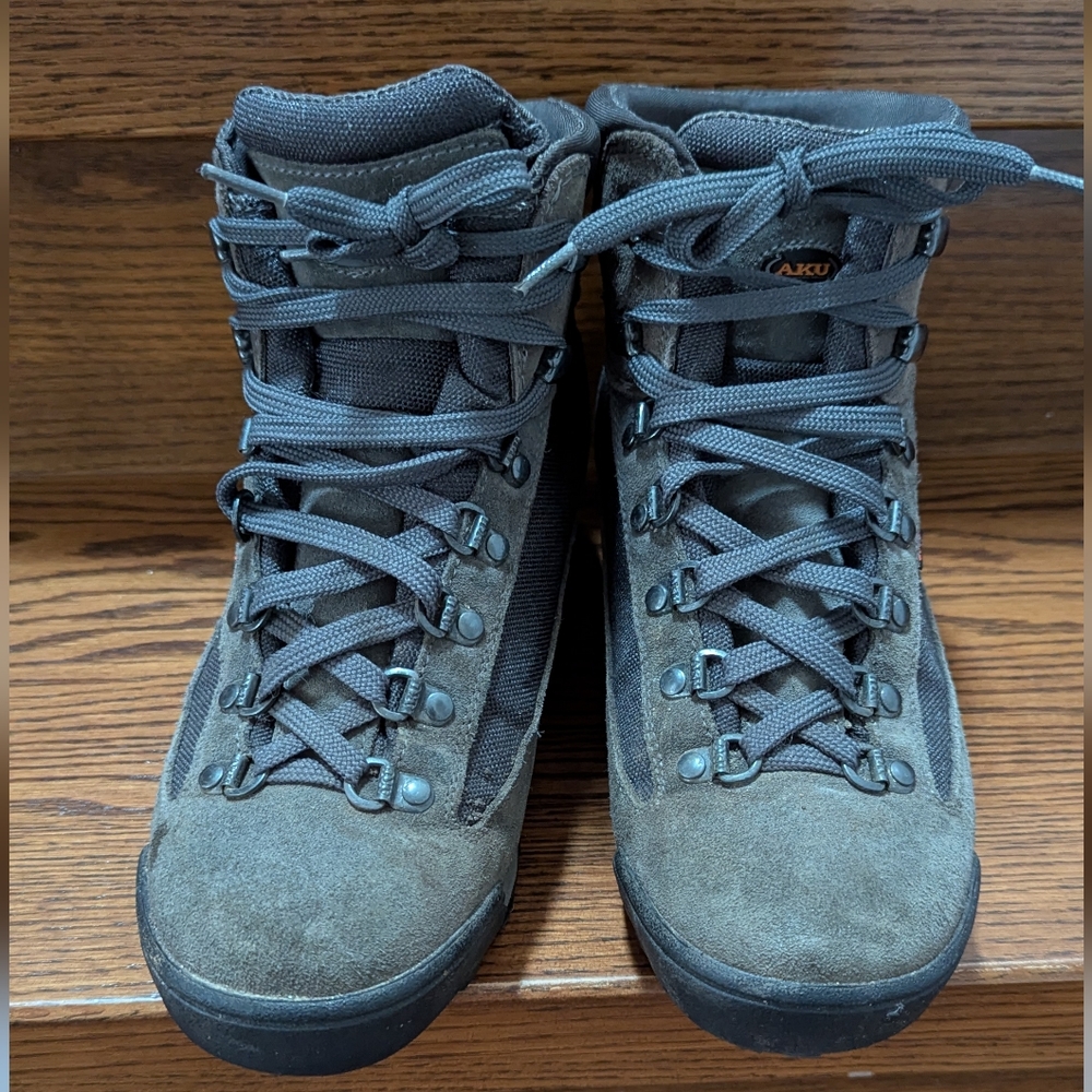 Women's hiking boots size US 6.
